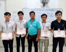 Trao tặng giấy khen cho học viên KHÓA 2 ra khóa.