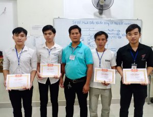 Trao tặng giấy khen cho học viên KHÓA 2 ra khóa.