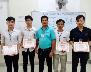 Trao tặng giấy khen cho học viên KHÓA 2 ra khóa.